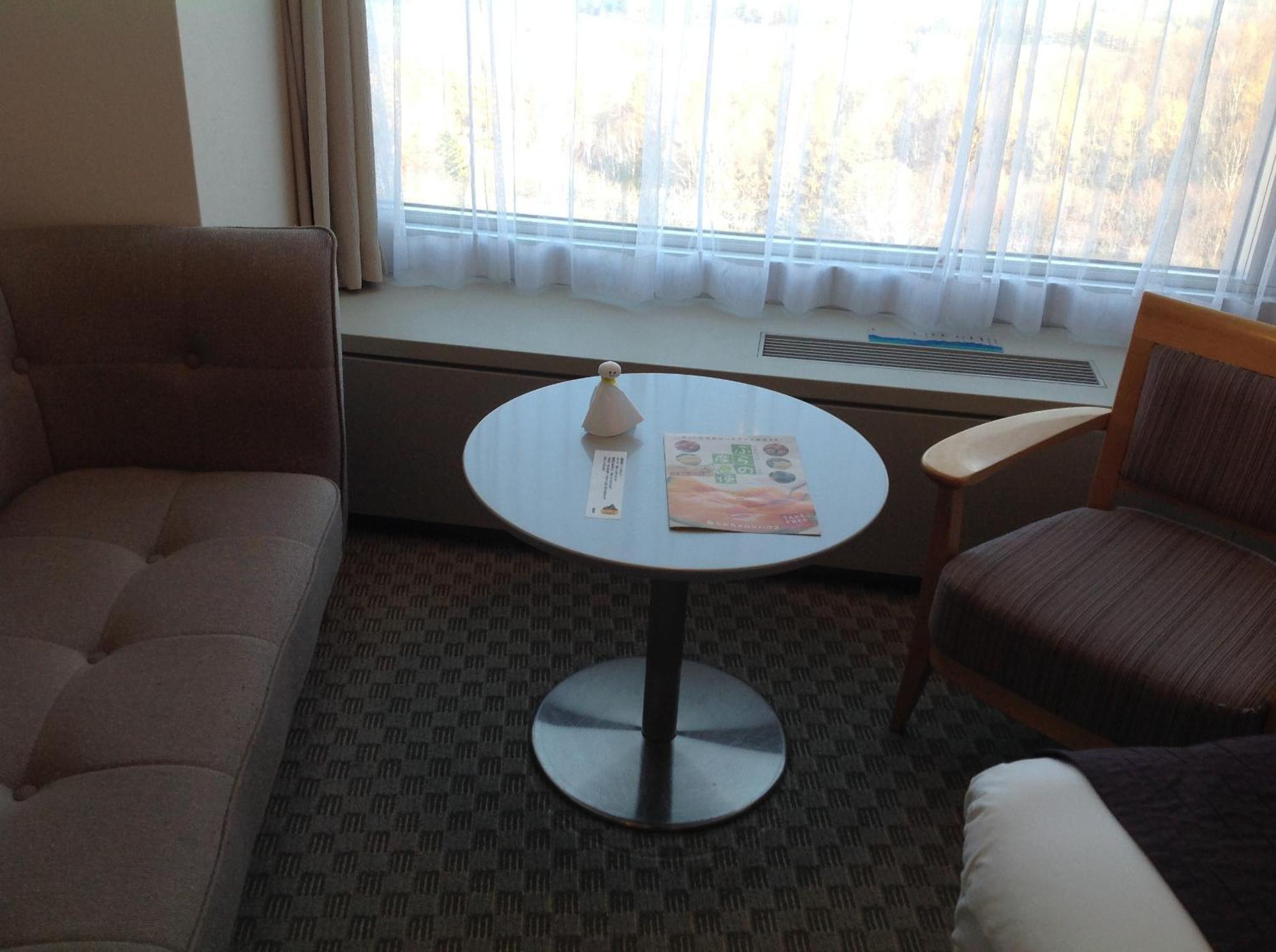 Shin Furano Prince Hotel Nakafurano Quarto foto A table in a hotel room