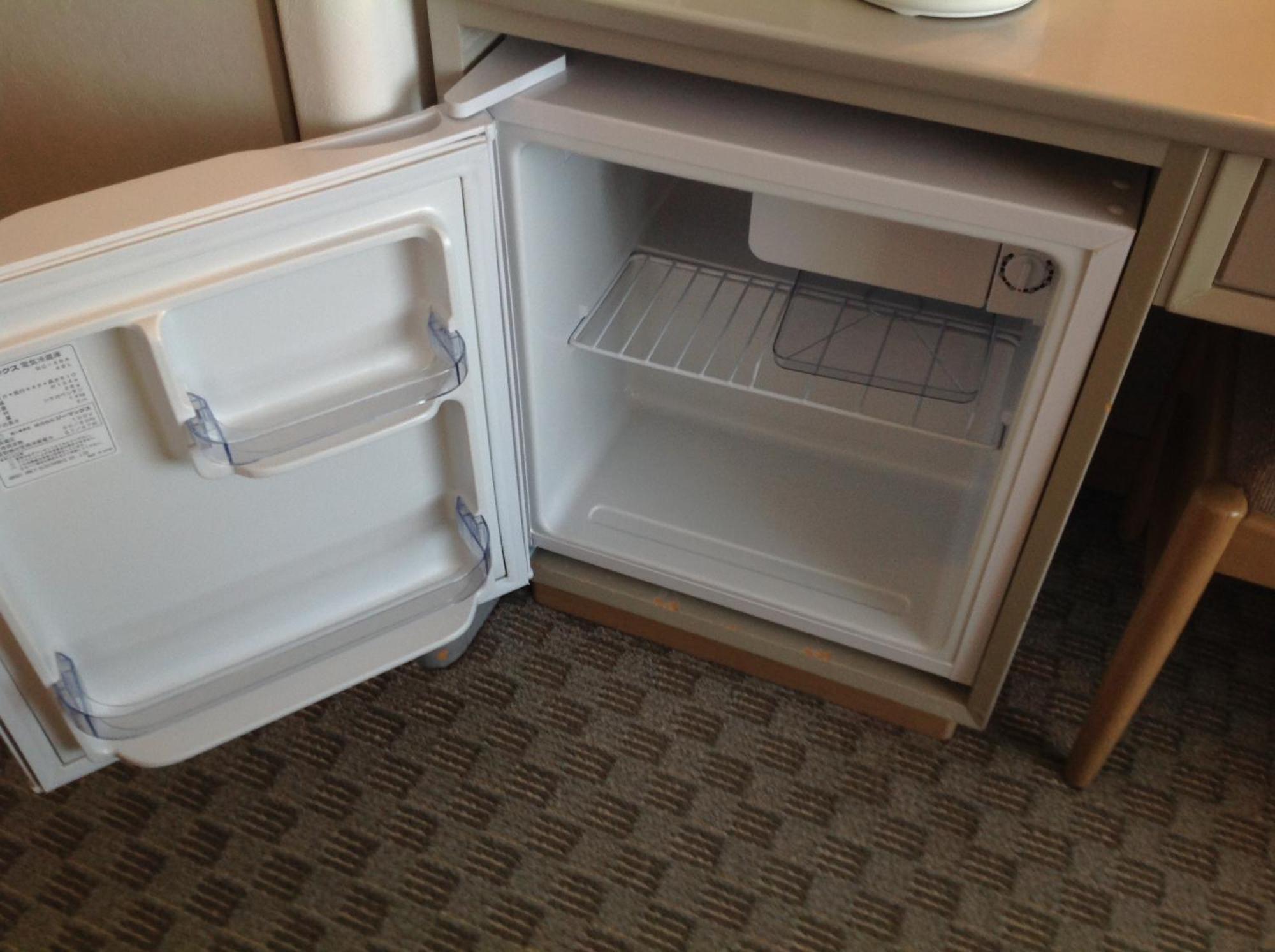 Shin Furano Prince Hotel Nakafurano Quarto foto A mini-fridge in a hotel room