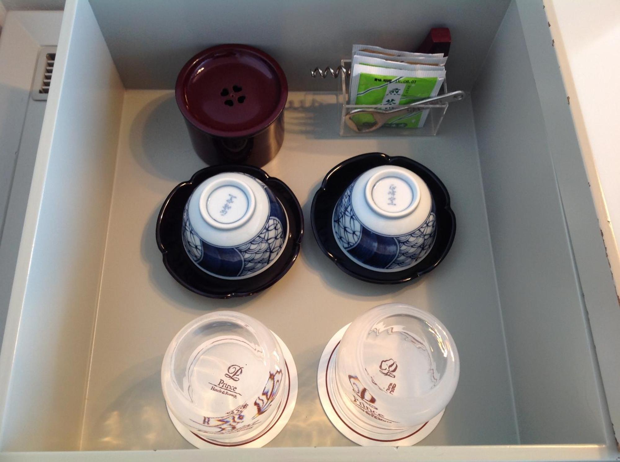 Shin Furano Prince Hotel Nakafurano Quarto foto A tea set in a drawer