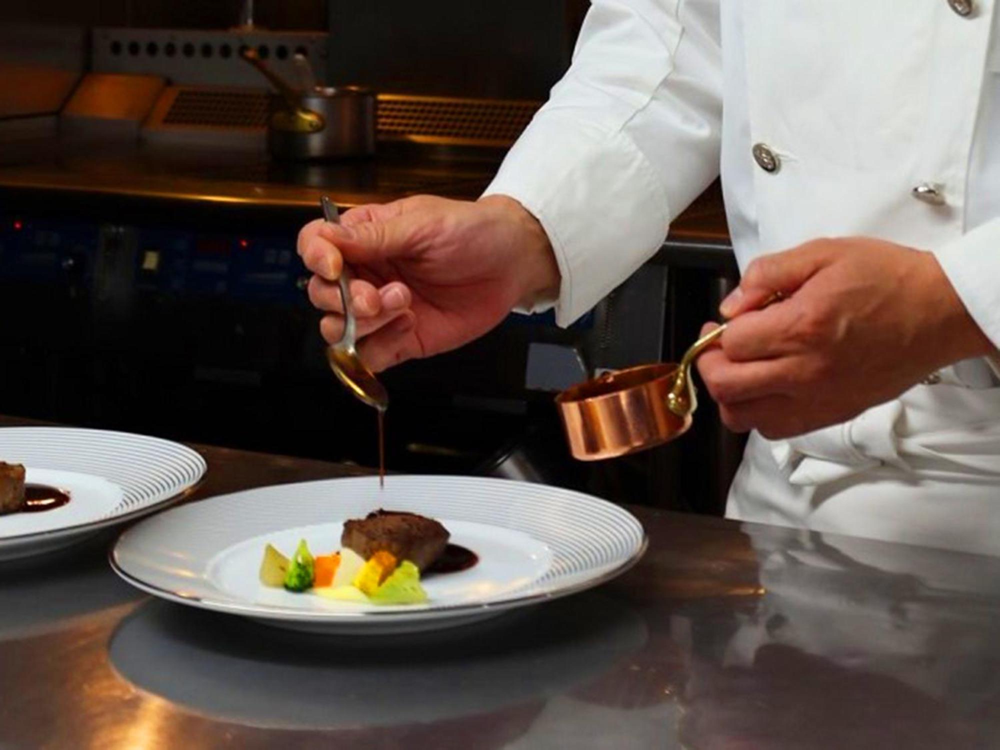 Shin Furano Prince Hotel Nakafurano Exterior foto A chef plating a dish