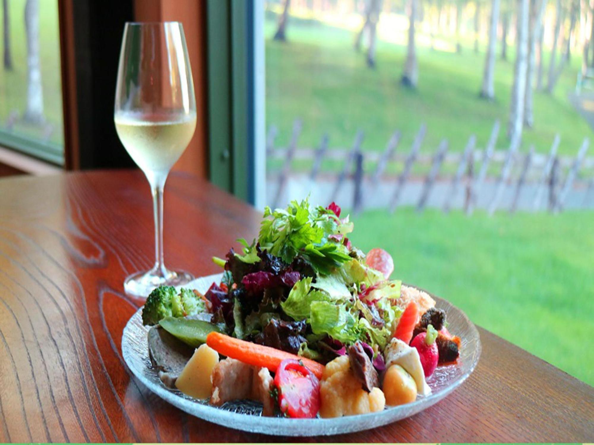 Shin Furano Prince Hotel Nakafurano Exterior foto A salad with a glass of wine