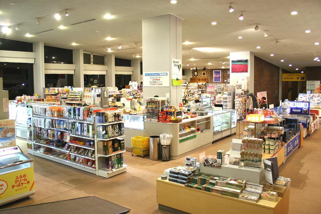 Shin Furano Prince Hotel Nakafurano Exterior foto A typical department store in Japan