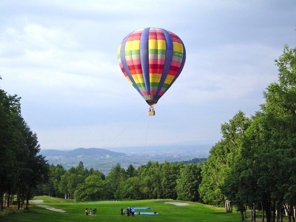 Shin Furano Prince Hotel Nakafurano Exterior foto Hot air balloon over the golf course